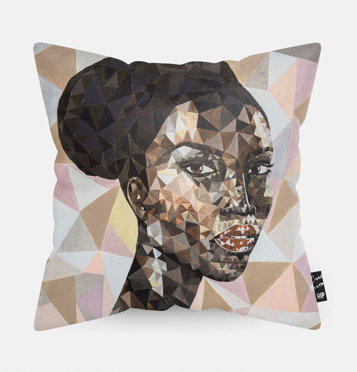 Voorzijde van een kleurrijk sierkussen met een Afrikaanse vrouw opgebouwd uit driehoeken