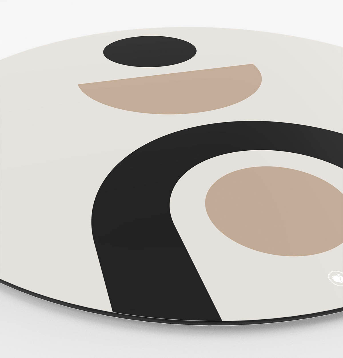 Zijkant van een wandcirkel met ronde vormen in het zwart en beige