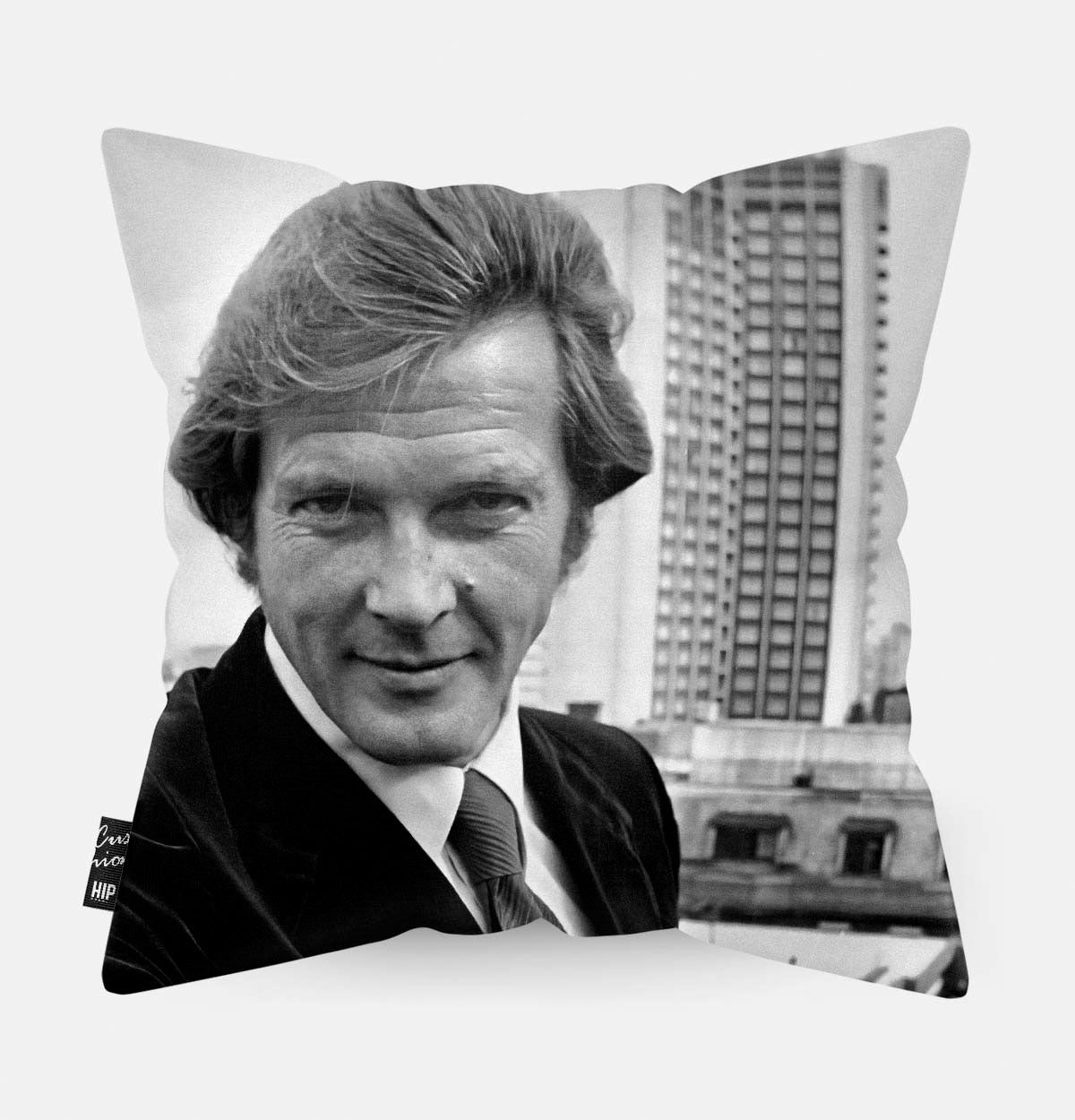 Sierkussen met Roger Moore met op de achtergrond een New York