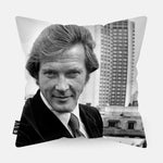 Sierkussen met Roger Moore met op de achtergrond een New York