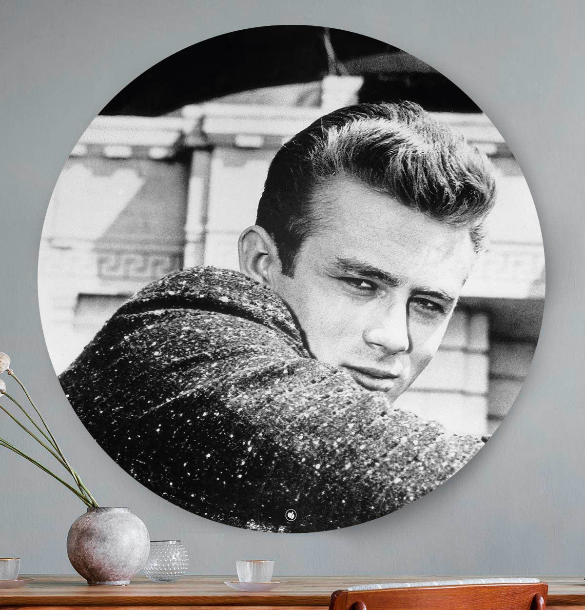 Wandcirkel aan de muur met daarop een iconisch portret van James Dean