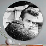 Wandcirkel aan de muur met daarop een iconisch portret van James Dean