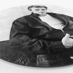 Zij met een portret van James Dean in het zwart wit aan de muur