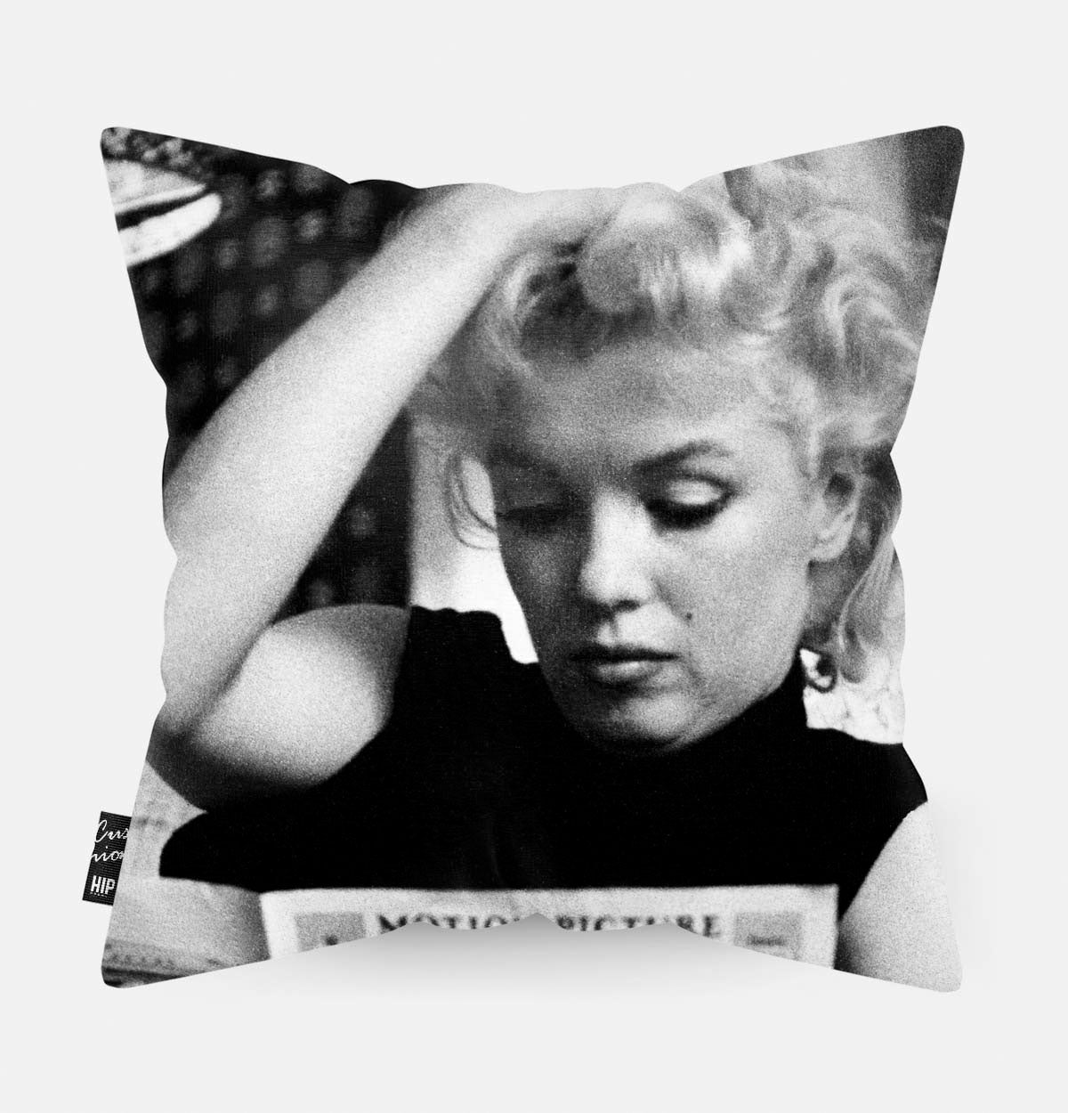 Sierkussen met daarop een close up van Marilyn Monroe die een krant leest.