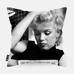 Sierkussen met daarop een close up van Marilyn Monroe die een krant leest.