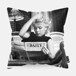 Sierkussen met daarop Marilyn Monroe die een krant leest.
