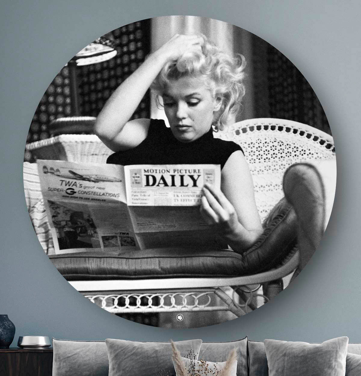 Wanddecoratie aan de muur met daarop Marilyn Monroe die een krant leest