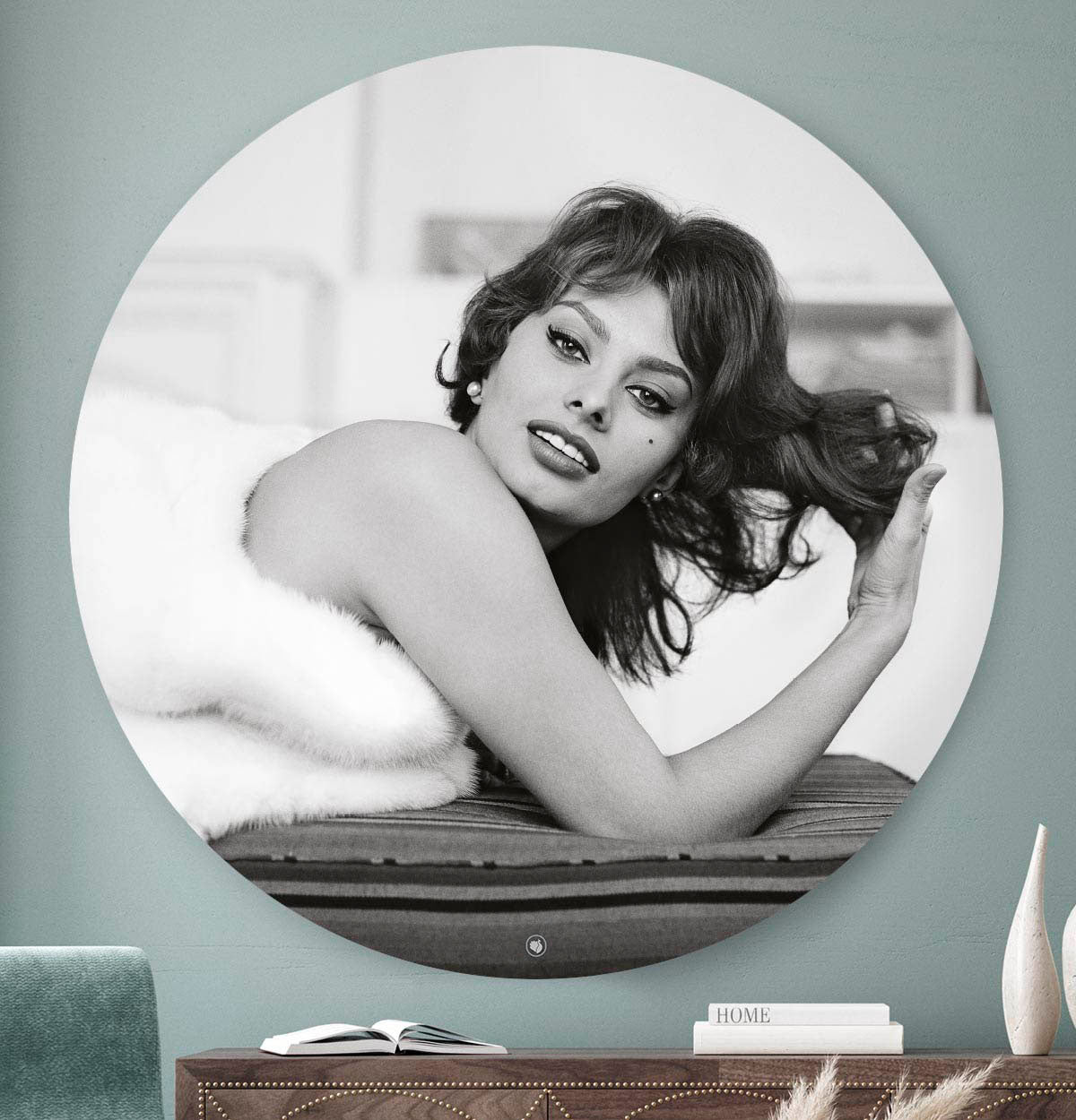 Wanddecoratie op een mint groene muur met een iconisch portret van Sophia Loren