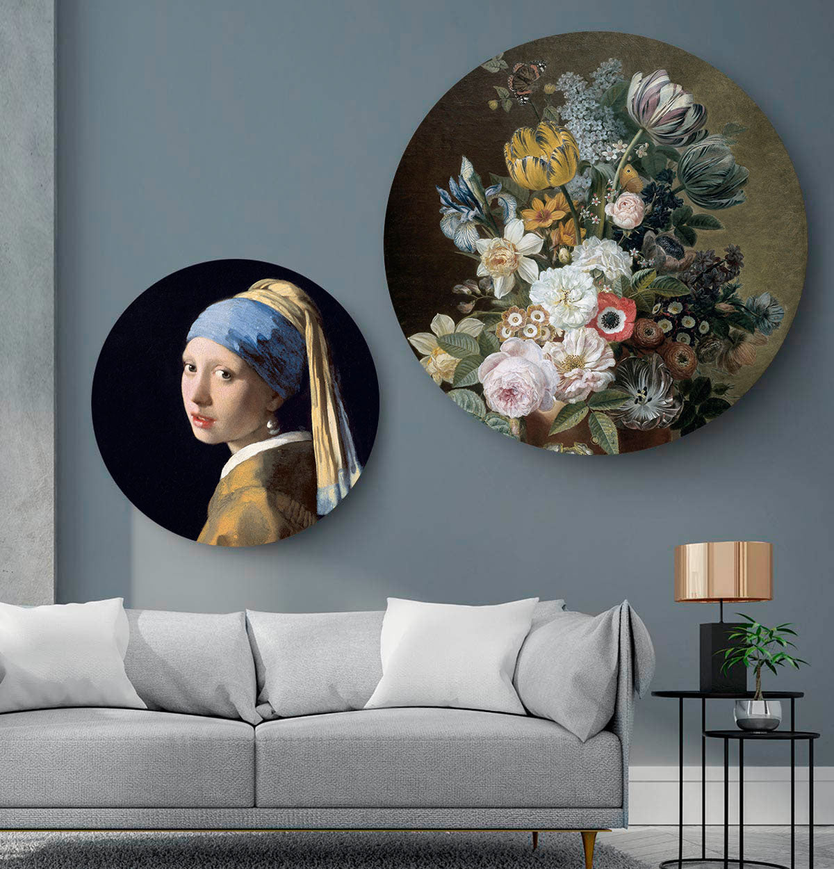 Woonkamer met twee wandcirkels boven de bank.