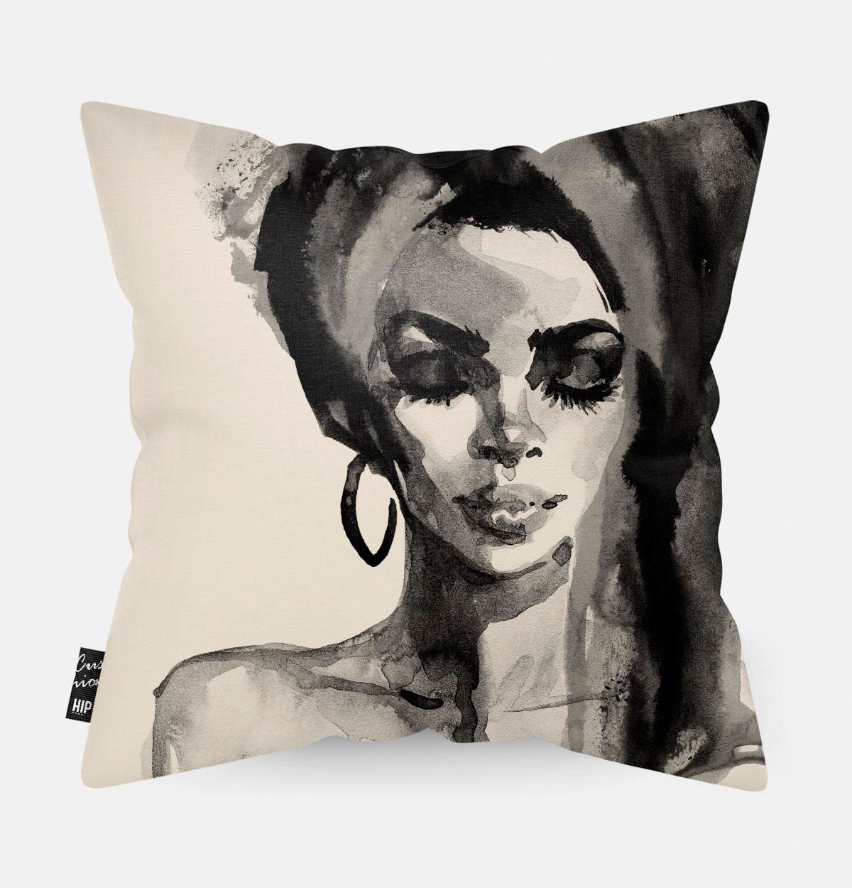 Beige sierkussen met een zwart wit vrouw erop