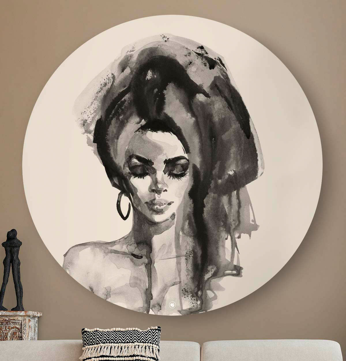 Beige wandcirkel met een Afrikaanse vrouw erop aan een beige muur