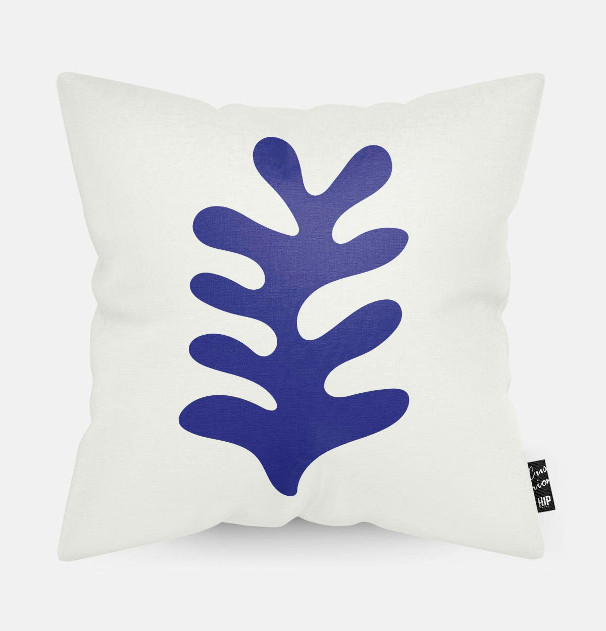 Kussen met line art met blauw koraal erop afgebeeld in abstracte vorm.