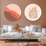 Woonkamer met twee ronde wandcirkels erboven van een berg en fine art van een plant.