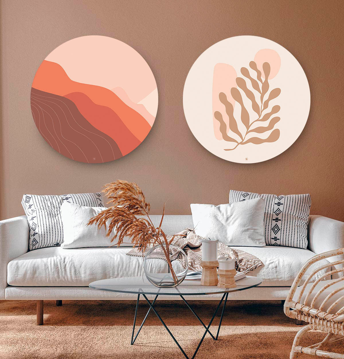 Woonkamer met twee ronde wandcirkels erboven van een berg en fine art van een plant.