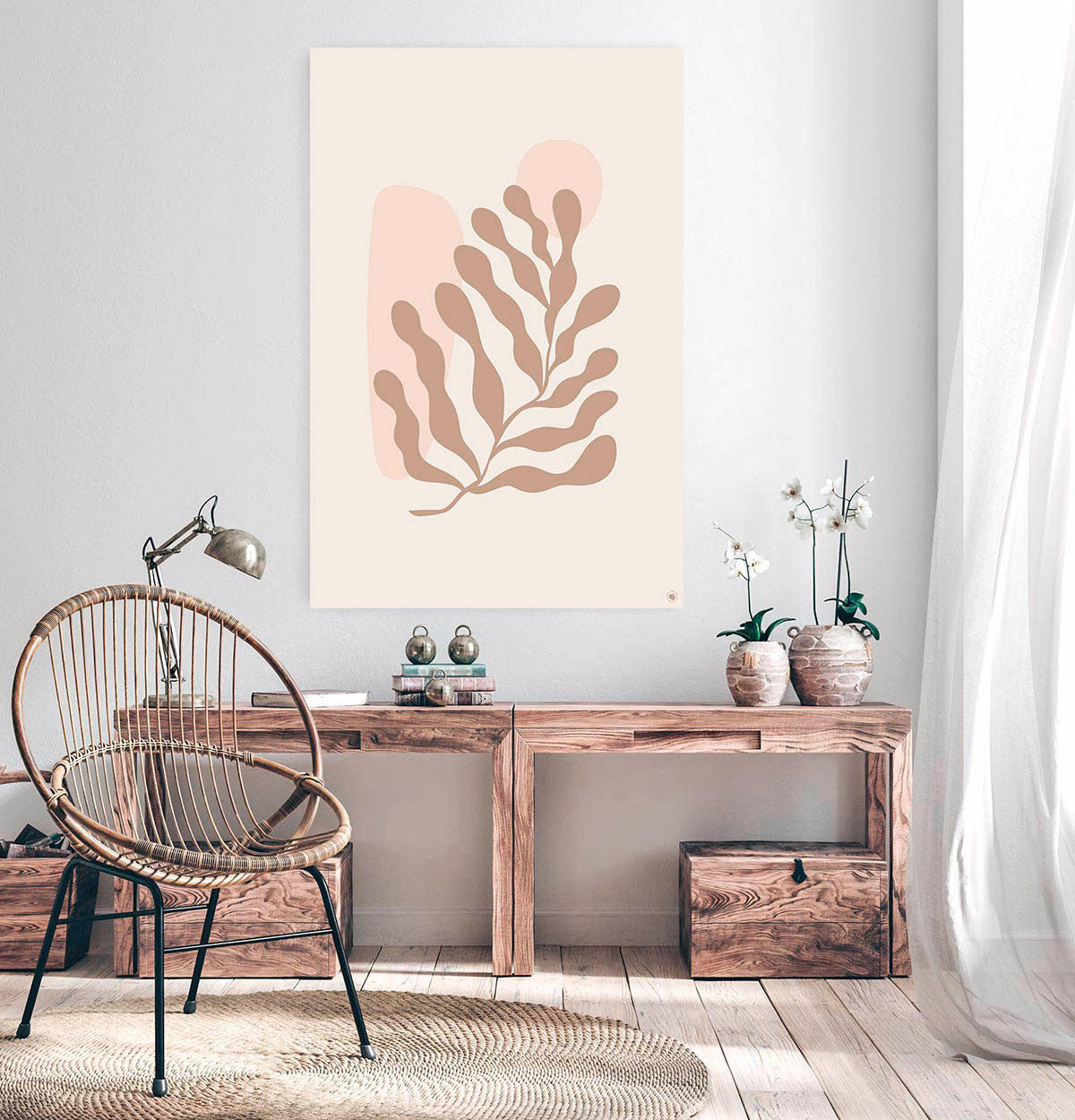 Woonkamer met een houten tafel en erboven een vierkante wanddecoratie van zeewier erop afgebeeld.