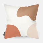 Kussen met verschillende figuurtjes in verschillende kleuren erop.