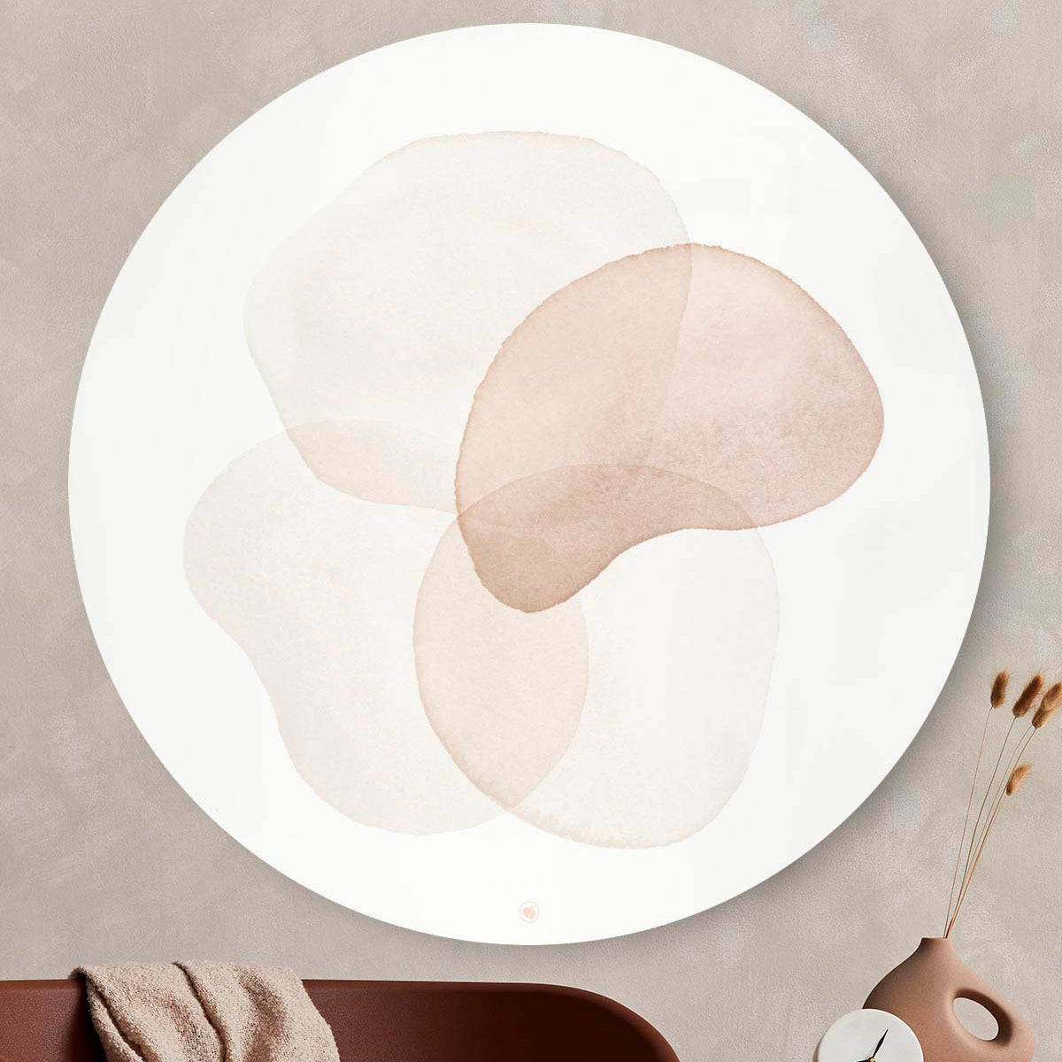 Wandcirkel met pastel kleuren in aquarel tegen een muur boven een bank en naast een vaas