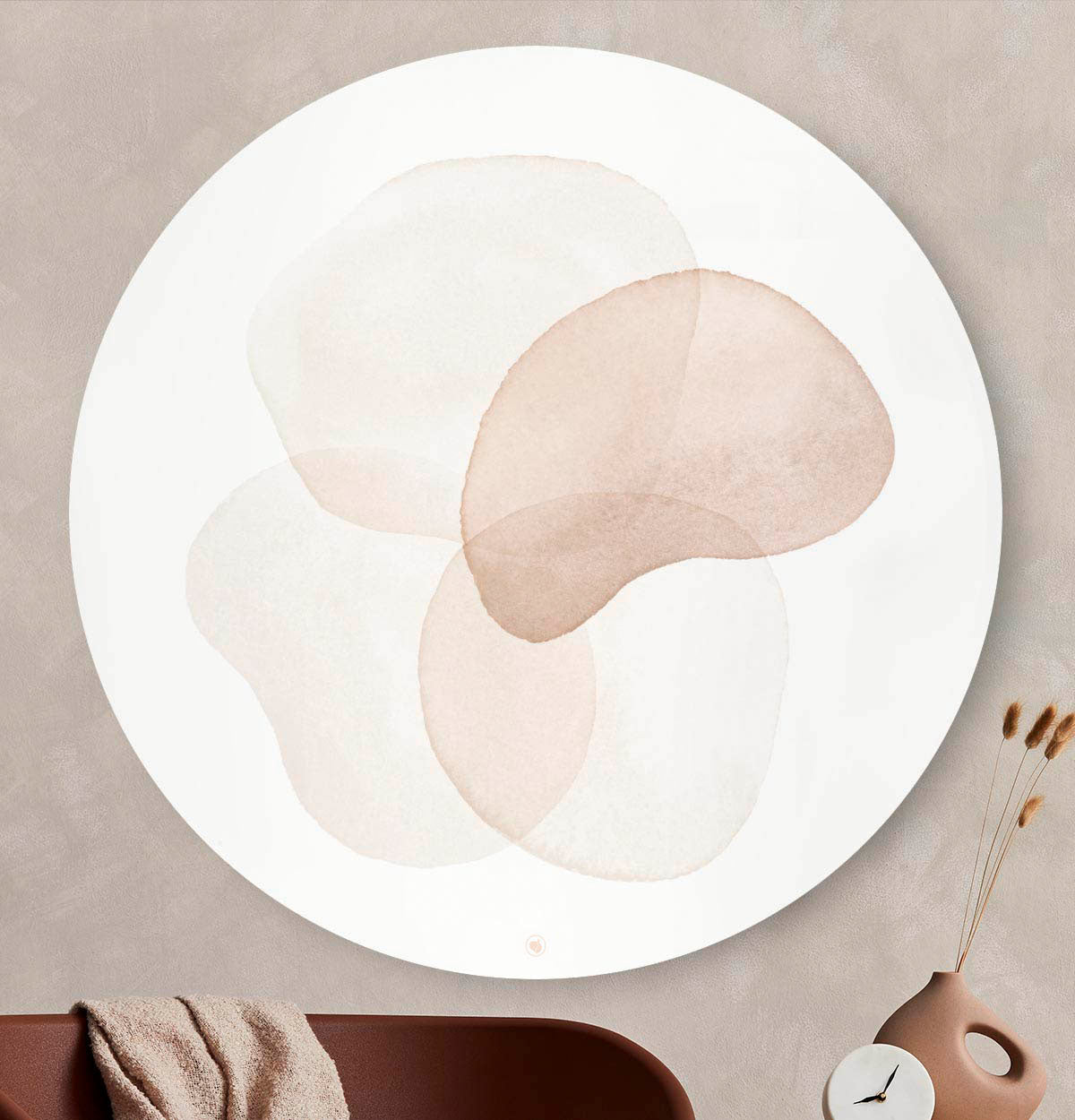 Wandcirkel met pastel kleuren in aquarel tegen een muur boven een bank en naast een vaas