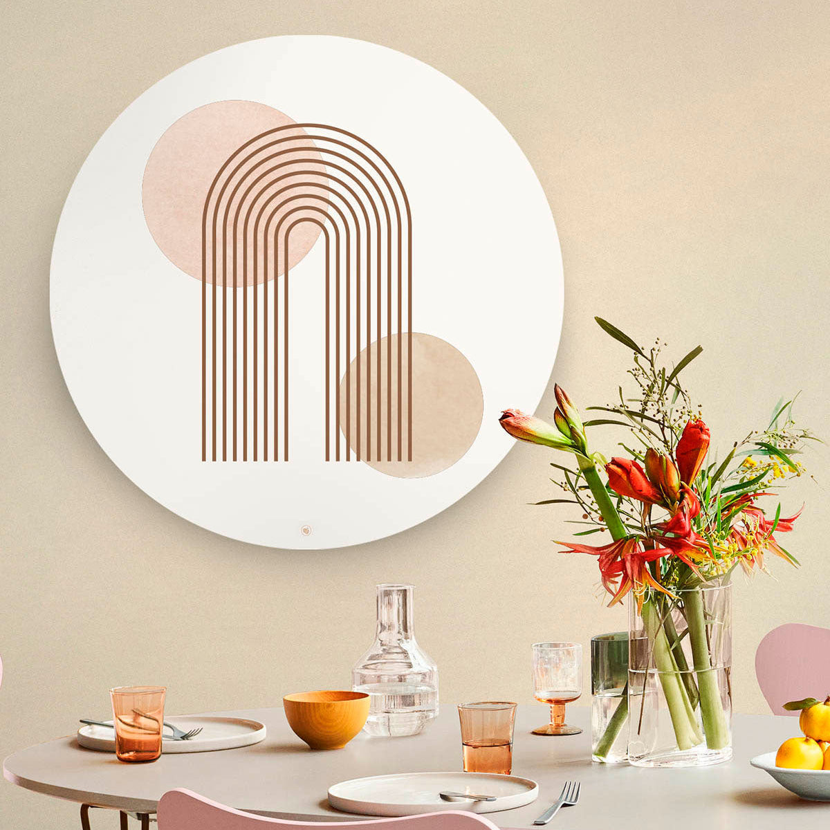 Wandcirkel met bogen aan de muur met een tafel met bloemen