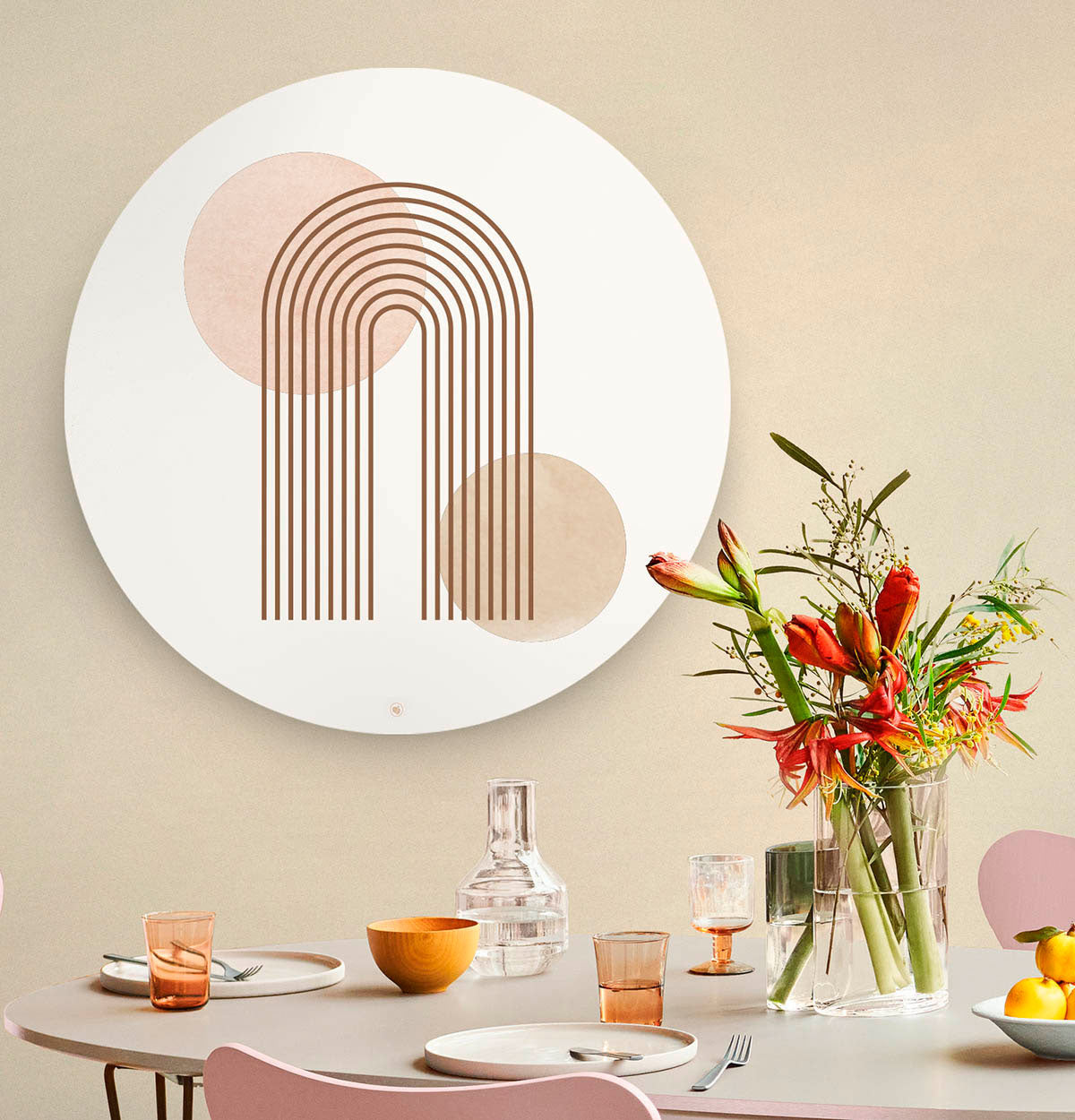 Wandcirkel met bogen aan de muur met een tafel met bloemen