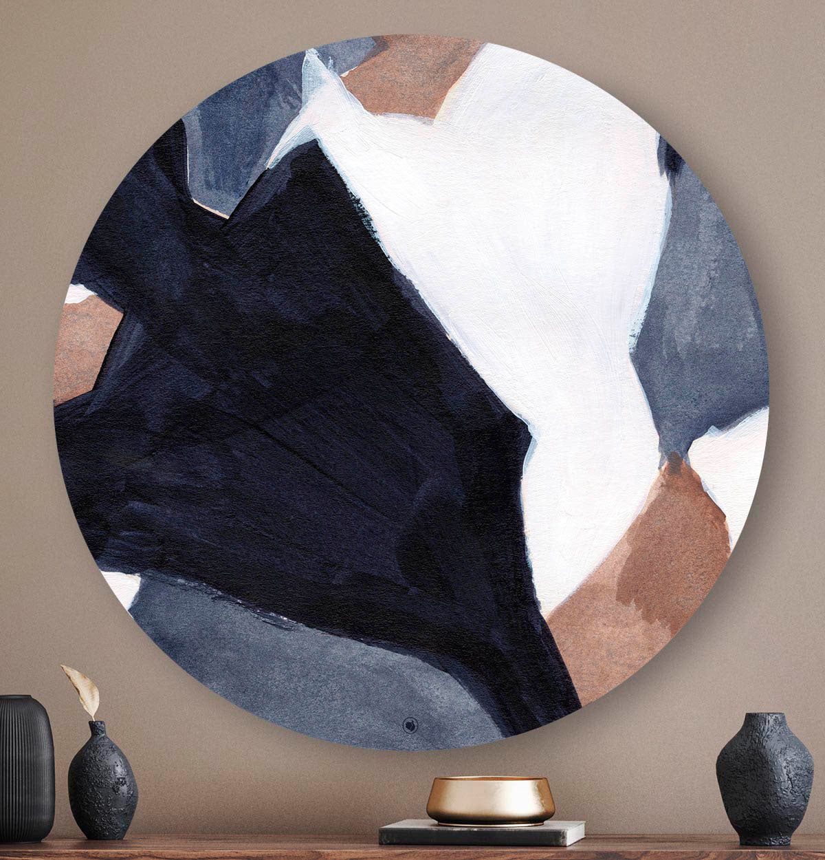 Wandcirkel met blauw beige kleuren tegen een taupe muur
