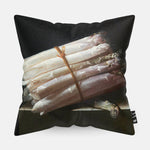 Kussen met schilderij van stilleven met asperges erop afgebeeld.