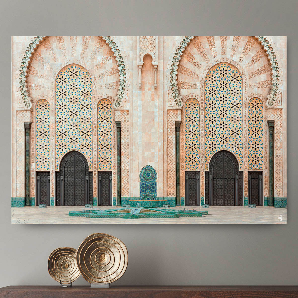 Vierkante wanddecoratie met een gebouw in Casablanca erop afgebeeld.