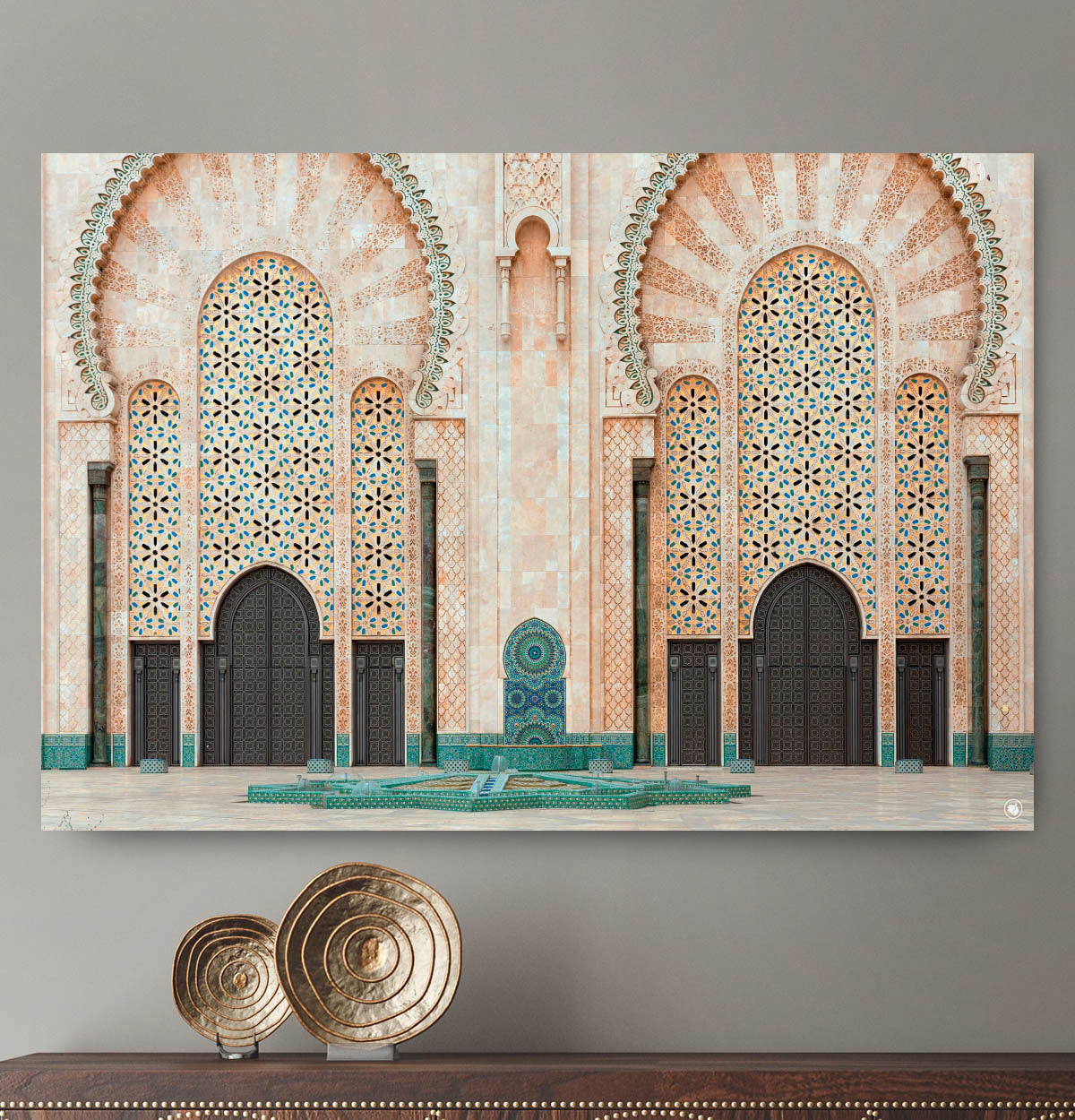 Vierkante wanddecoratie met een gebouw in Casablanca erop afgebeeld.