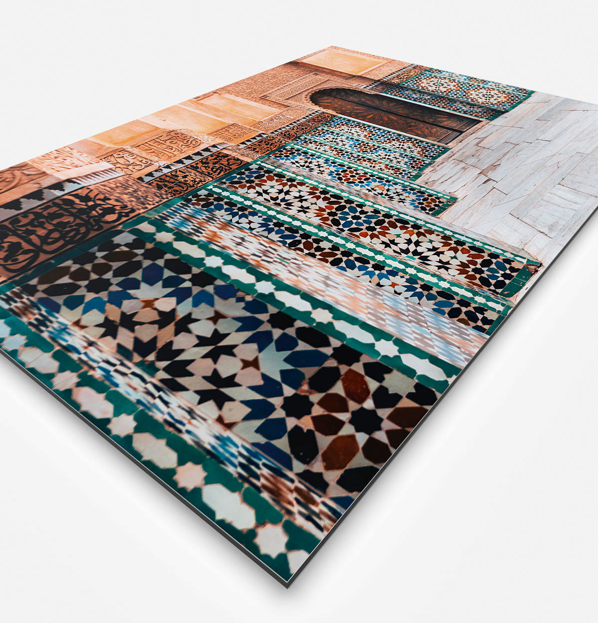 Vierkante wanddecoratie met een gebouw in Marrakesh erop afgebeeld.