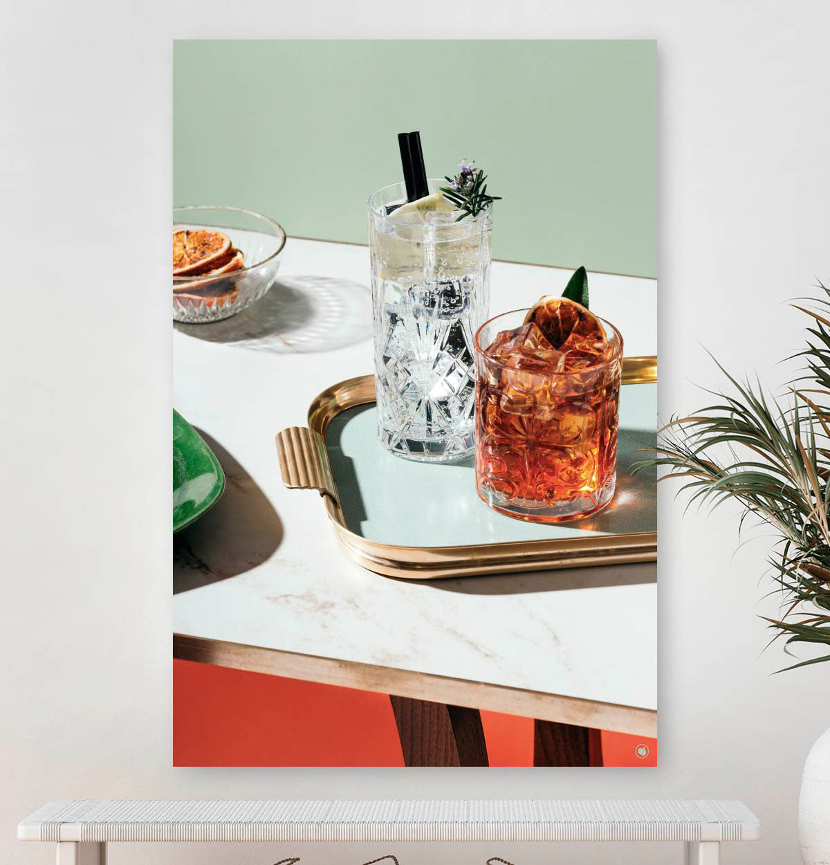 Vierkante wanddecoratie met cocktails met een goud dienblad.
