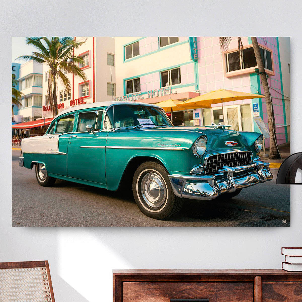 Vierkante wanddecoratie met luxe groene auto op afgebeeld.