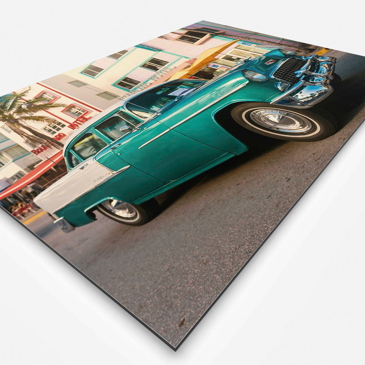 Vierkante wanddecoratie met luxe groene auto op afgebeeld.