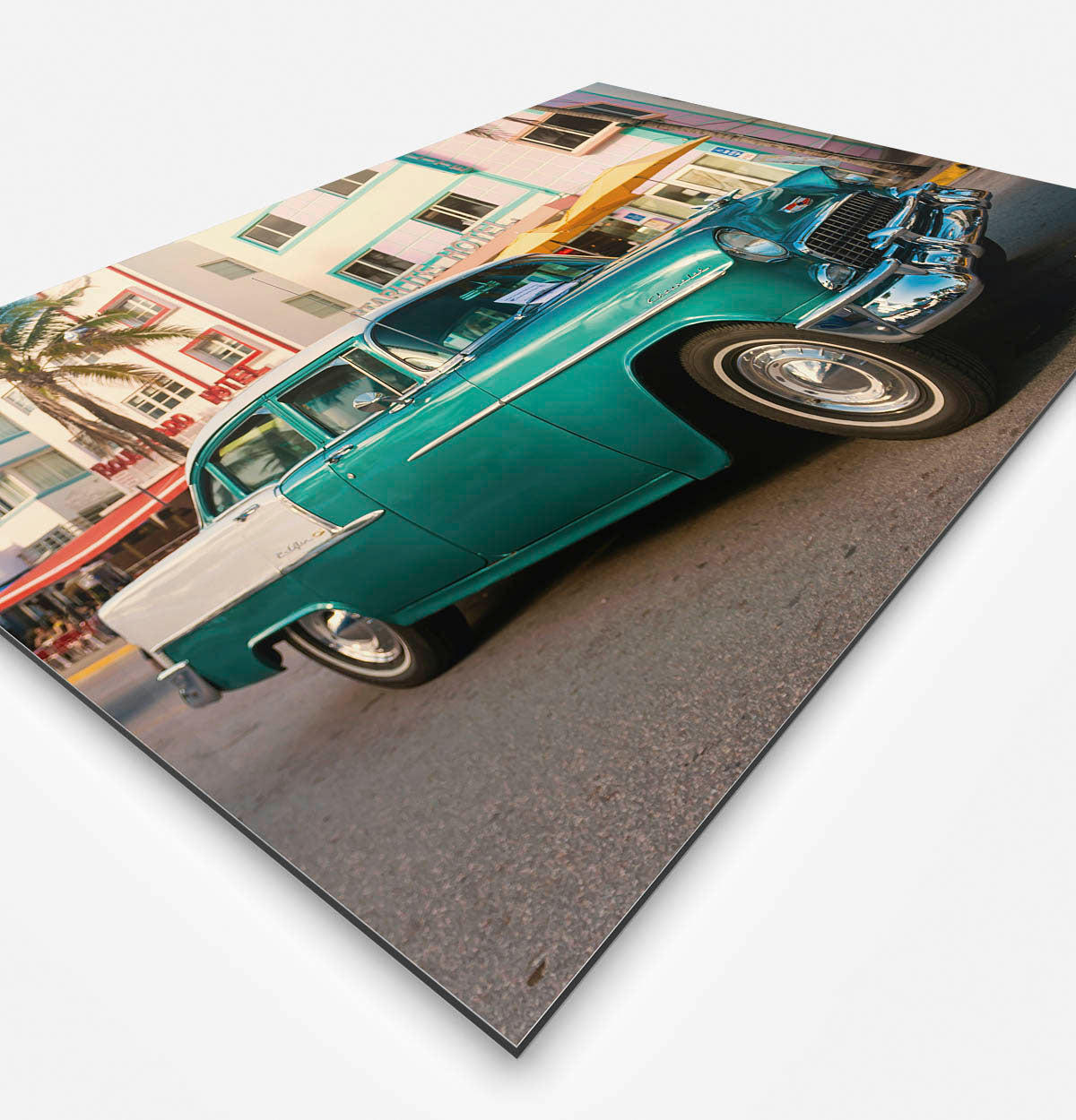 Vierkante wanddecoratie met luxe groene auto op afgebeeld.