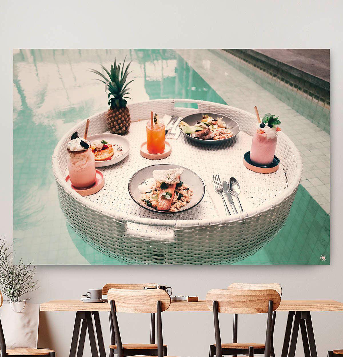 Vierkante wanddecoratie van drijvend ontbijt in het zwembad.