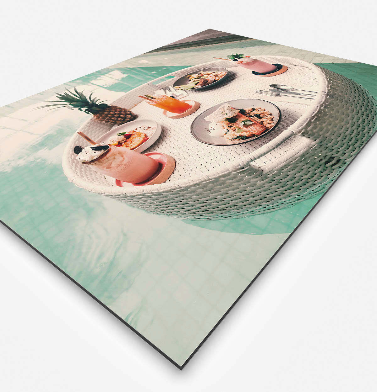 Vierkante wanddecoratie van drijvend ontbijt in het zwembad.
