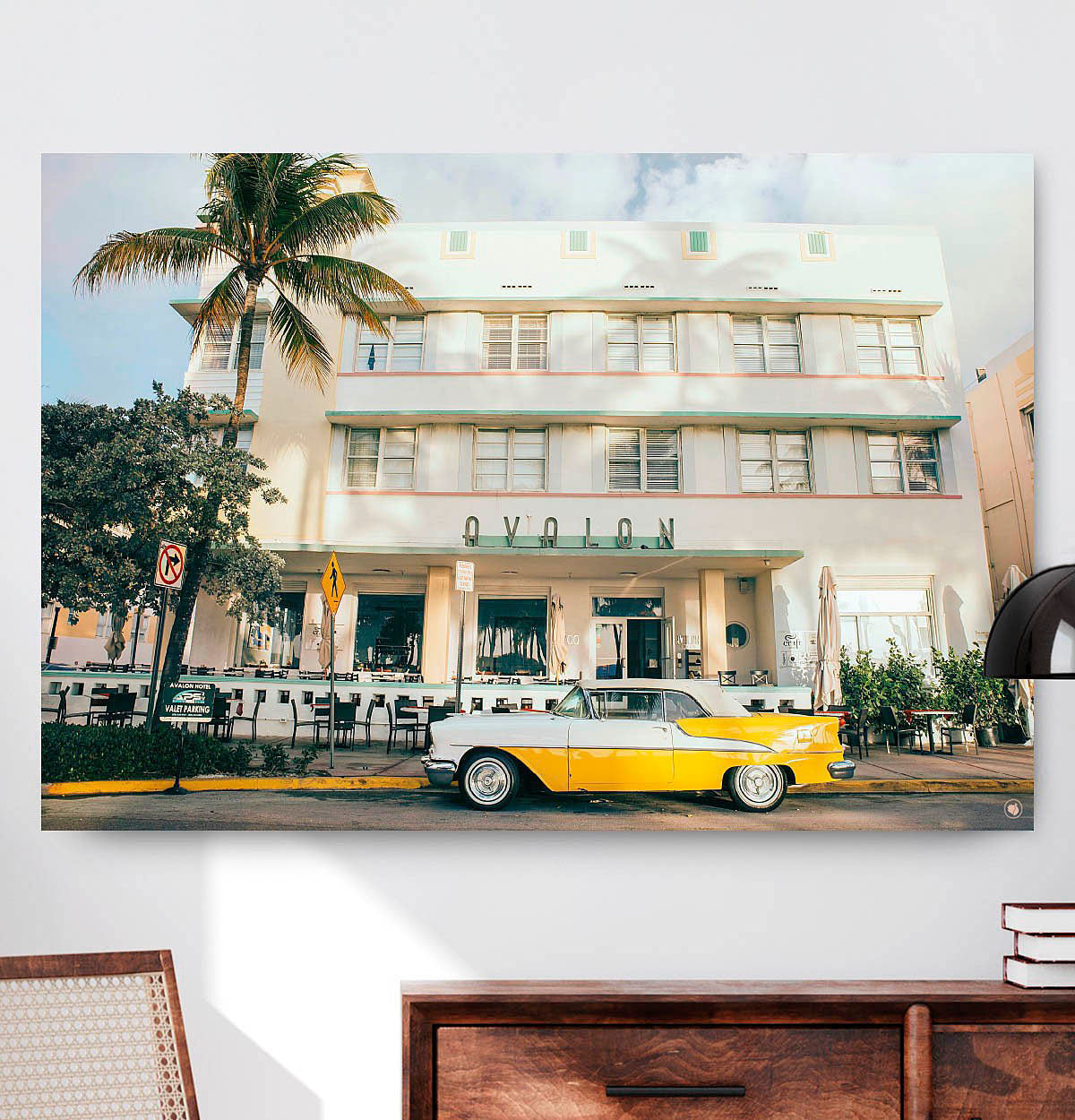 Vierkant wanddecoratie van een luxe auto in het geel voor een hotel.