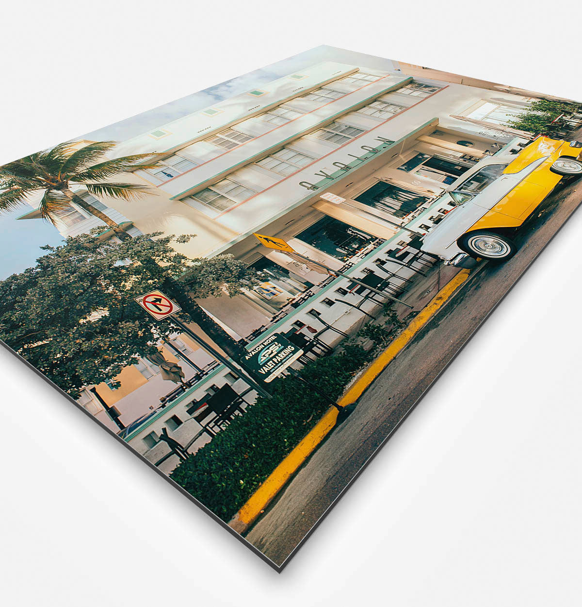 Vierkant wanddecoratie van een luxe auto in het geel voor een hotel.