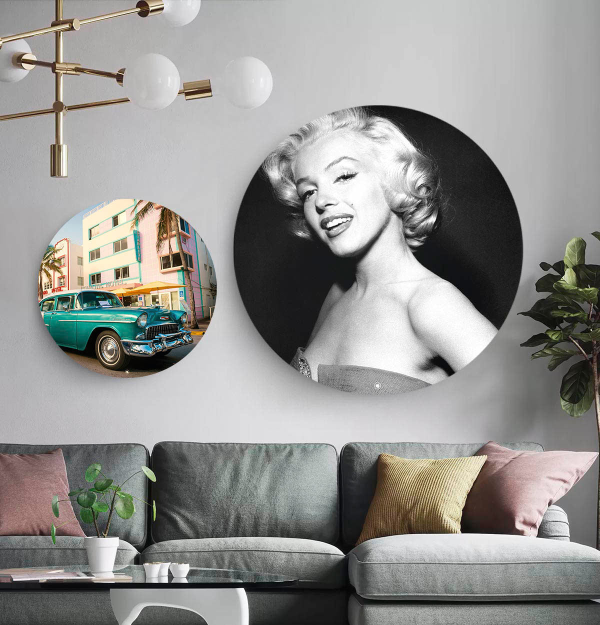 Woonkamer met twee wandcirkels met links een groene auto en rechts Marylin Monroe.