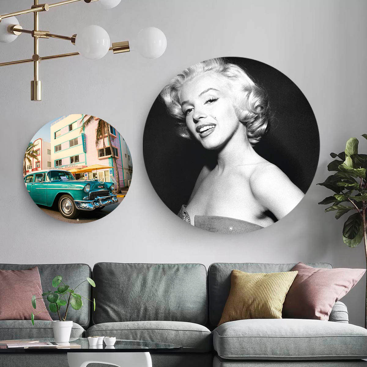 Woonkamer met twee wandcirkels met links een groene auto en rechts Marylin Monroe.