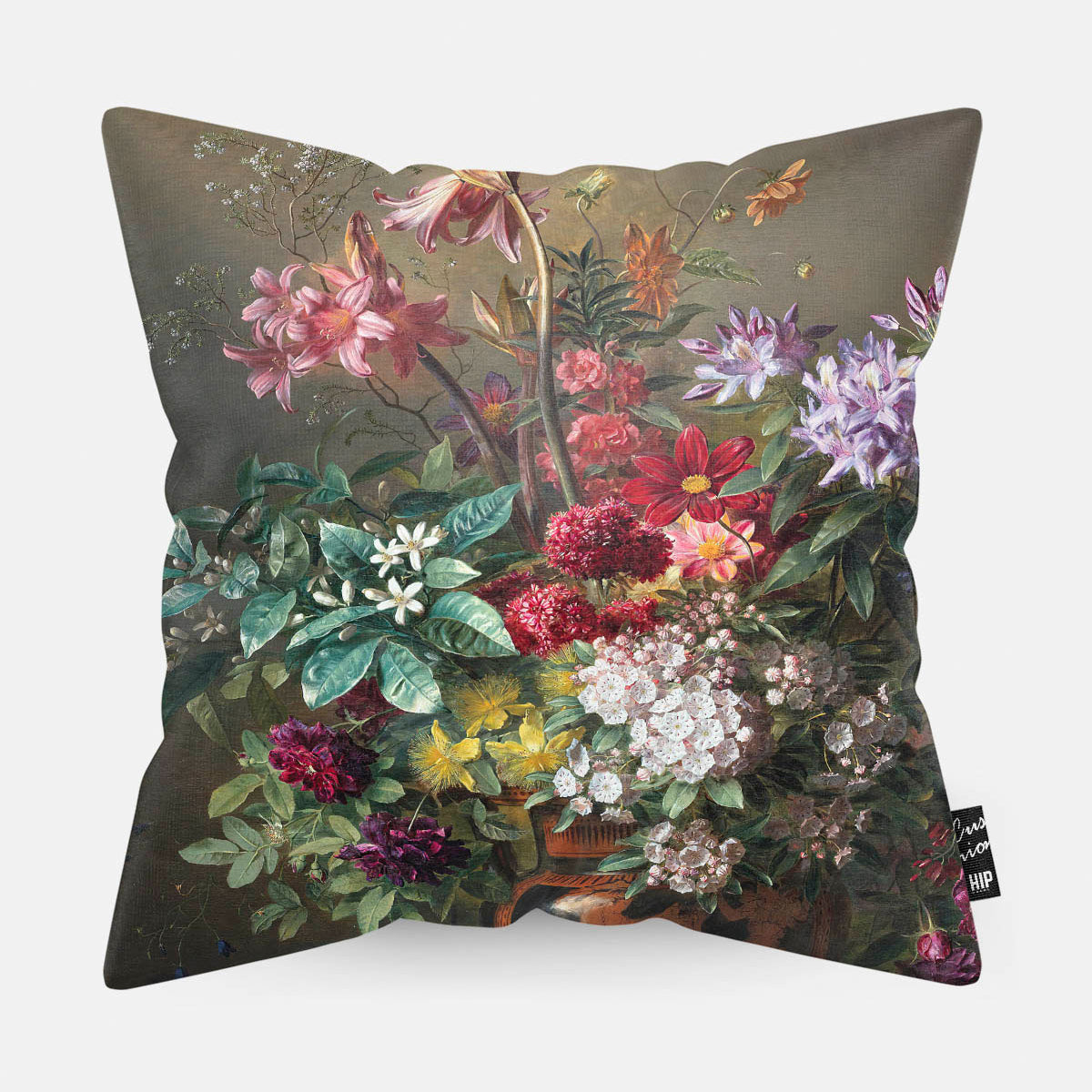 Kussen met schildering van verschillende bloemen in pot erop afgebeeld.