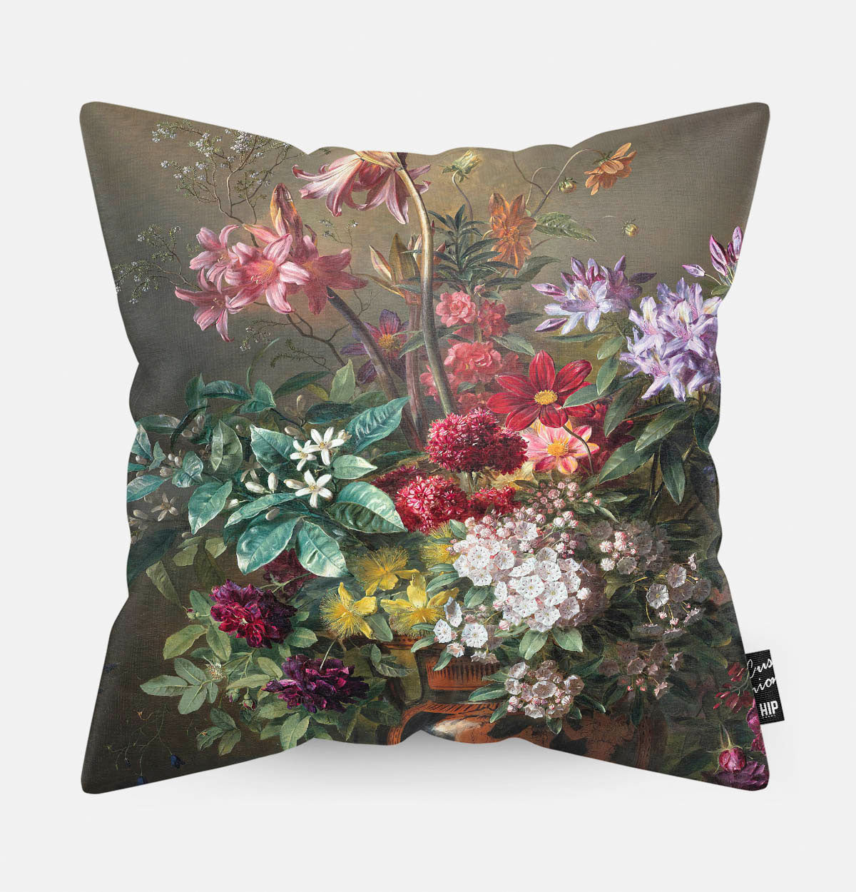 Kussen met schildering van verschillende bloemen in pot erop afgebeeld.