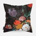 Kussen met schilderij van stilleven met bloemen en een horloge erop afgebeeld.