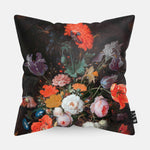 Kussen met schilderij van stilleven met bloemen en een horloge erop afgebeeld.
