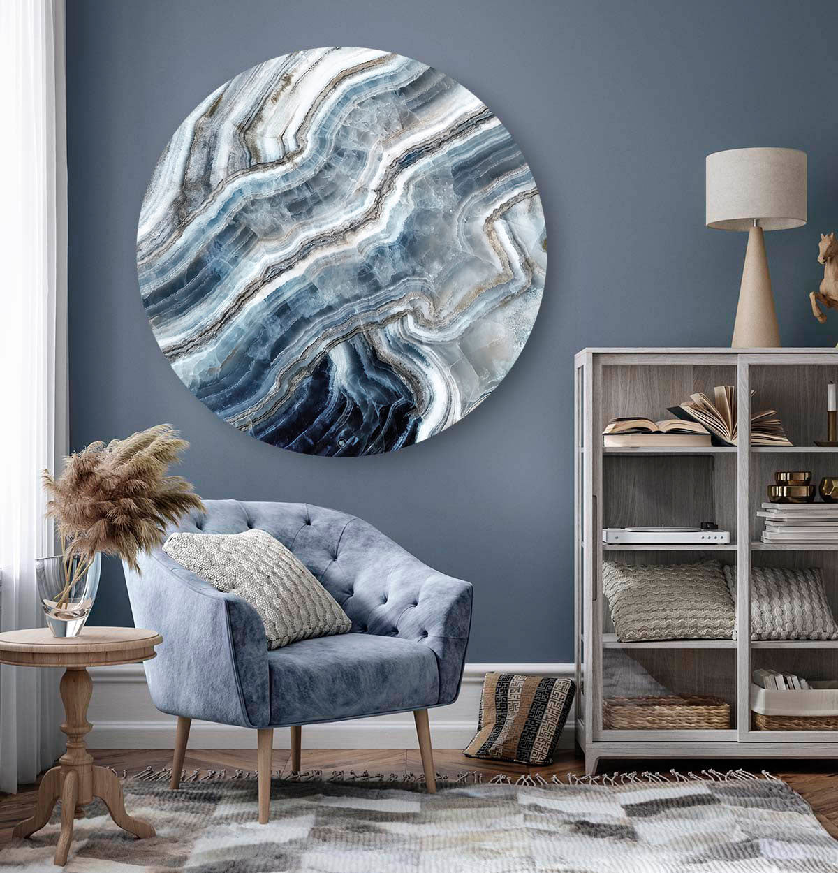 Blauwe stoel en muu met een wandcirkel met een blauwe geode erop