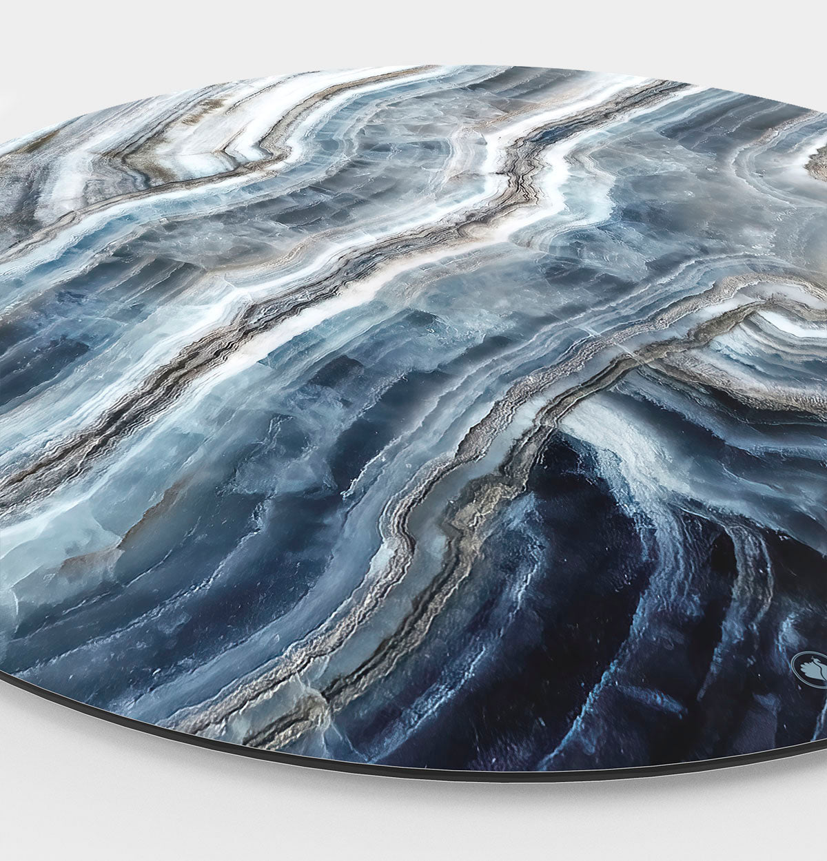 Zijkant van een wandcirkel met een blauwe steen