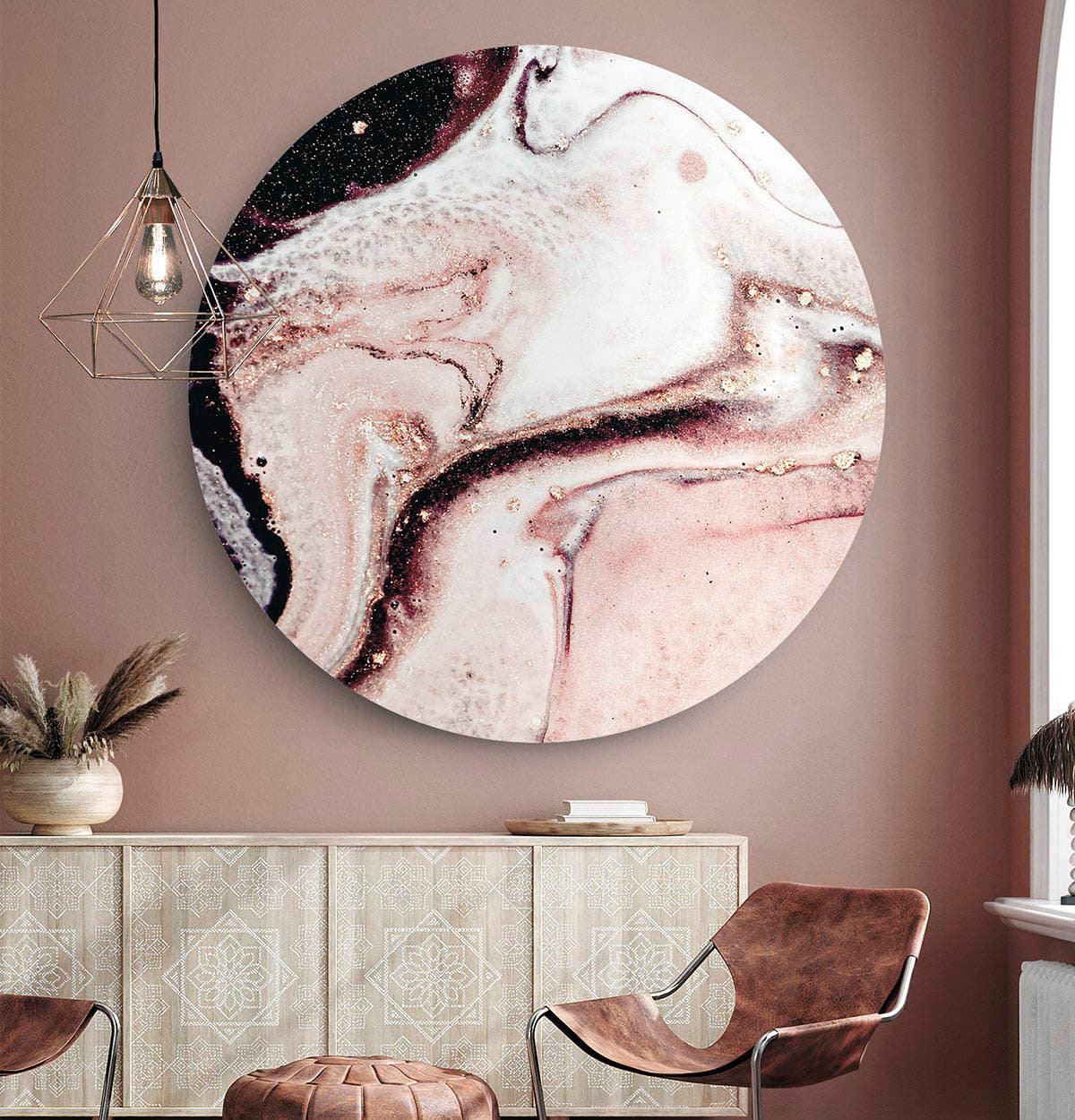Grote ronde wanddecoratie met daarop blush uitgebeeld.