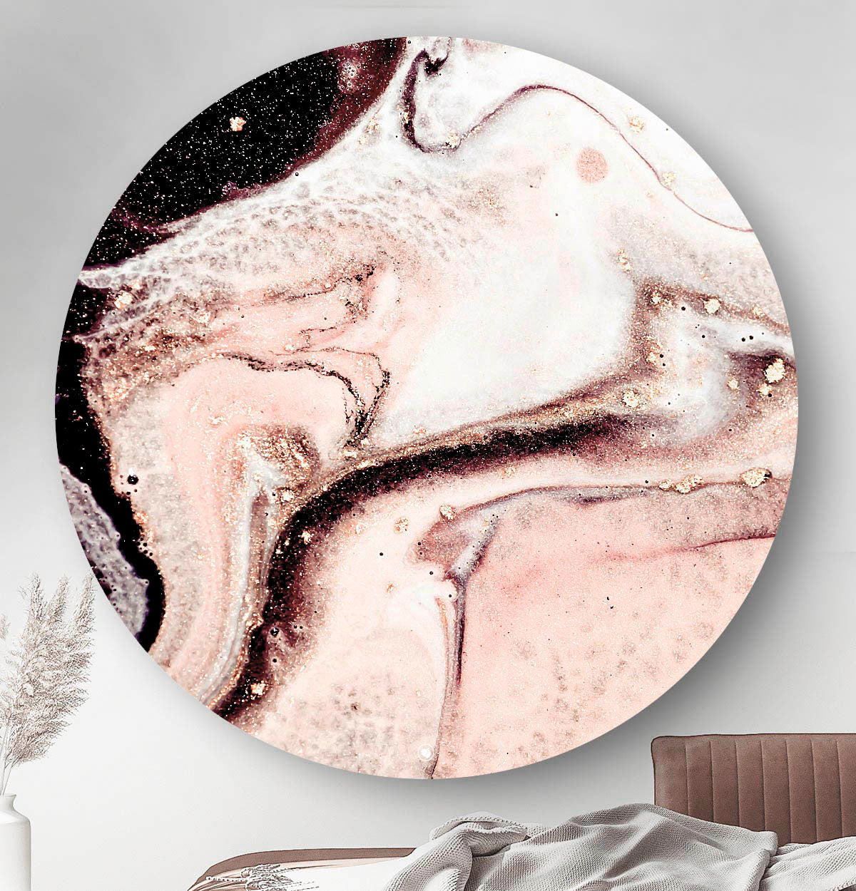 Grote ronde wanddecoratie met daarop blush uitgebeeld.