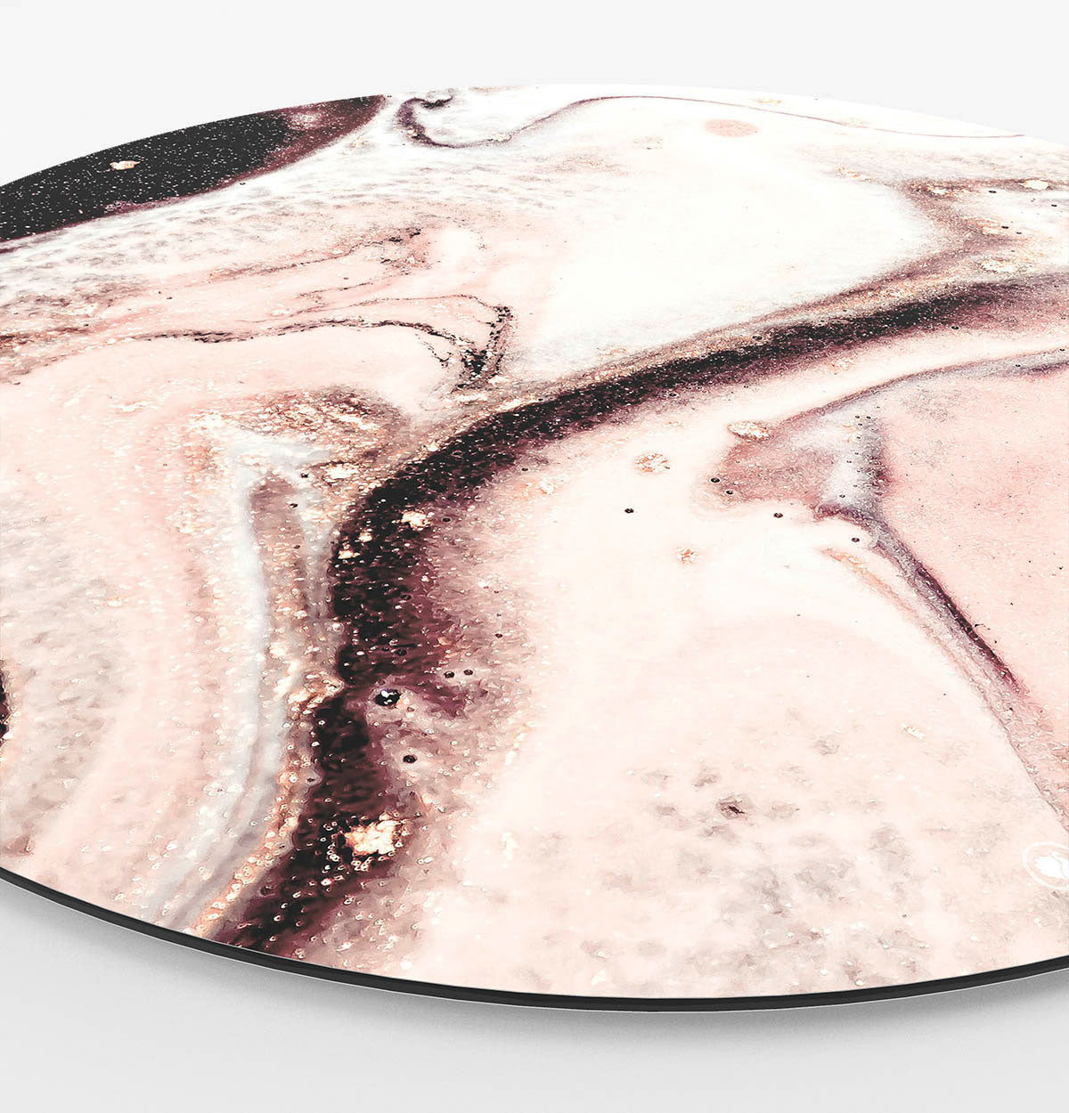 Grote ronde wanddecoratie met daarop blush uitgebeeld.