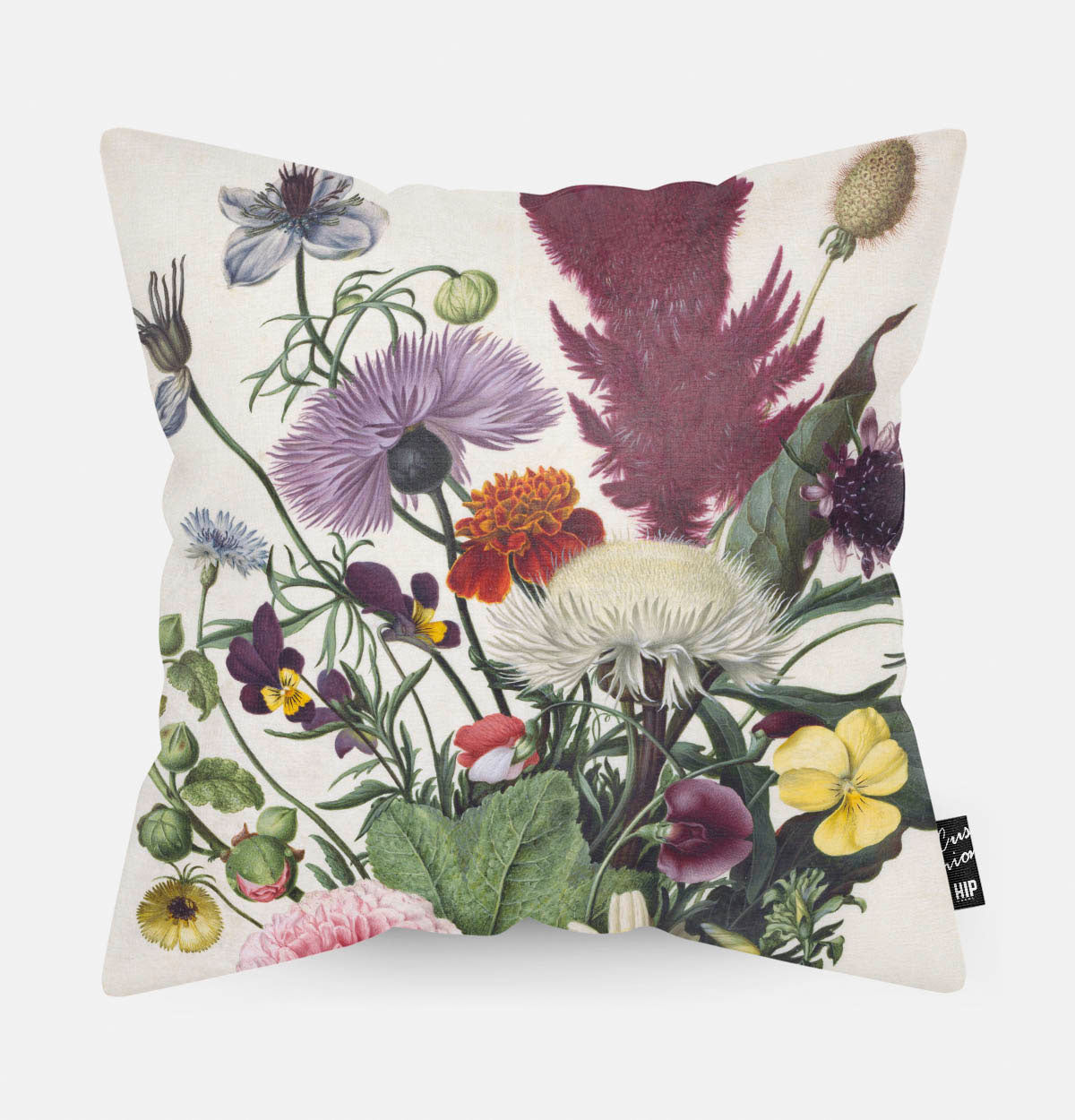 Kussen met schilderij van een boeket bloemen erop afgebeeld.