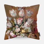 Kussen met schilderij van stilleven met bloemen bollongier erop afgebeeld.